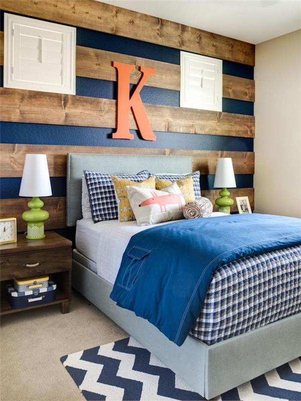prijetna glavna spalnica z otroškim dekorjem, lesena stena in polnočno modra barva, model dvignjene postelje