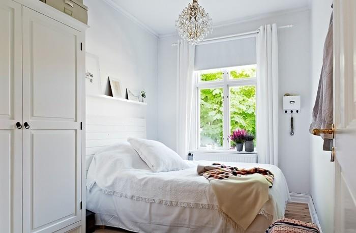 mažas-skandinaviškas-miegamasis-dekoras-viskas baltai-šviesiai-parketas-skandinaviškas-kabinetas-pakabukas-dizainas