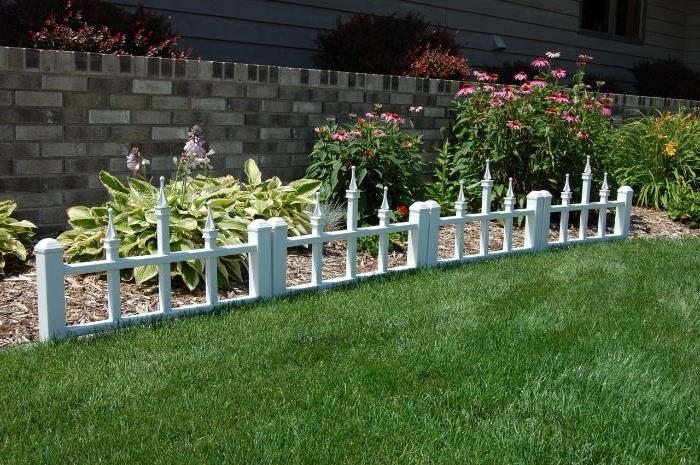 mini pobeljena lesena ograja za elegantne robove trate, izvirne ideje za dekoracijo vrta za recikliranje
