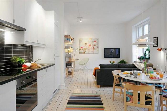 mutfak, yemek ve oturma odası, siyah beyaz stüdyo mini mutfak, tahta zemin, duvar rafı