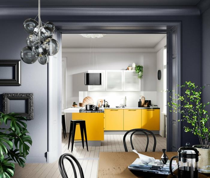atvira virtuvė, pilkos sienos, maža l formos virtuvė su geltonomis spintelėmis, baltos grotelinės grindys, žalias krūmas