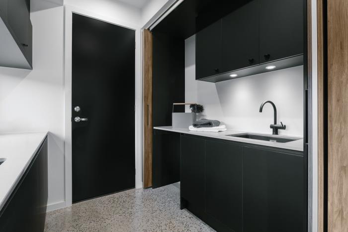 paralel küçük mutfak dekorasyonu mat siyah beyaz mutfak modeli entegre led aydınlatmalı mutfak üst dolap fikri