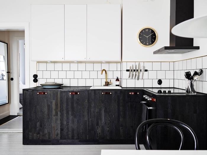 mažas virtuvės modelis, įrengtas iš tamsios medienos, su retro baltais plytelėmis ir baltos sienelės, juodas dulkių siurblys