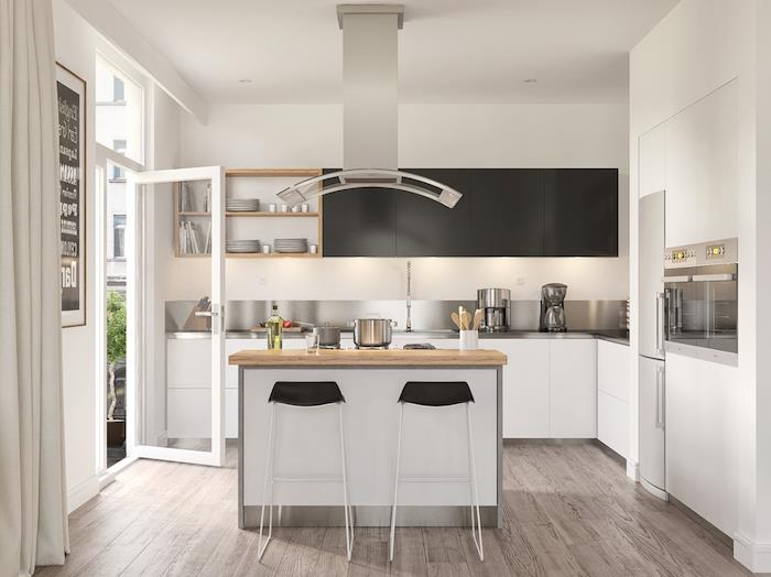 klasikinis L formos virtuvės pavyzdys su centrine sala, balta pagrindo spintelė, nerūdijančio plieno purslai, juodos sienelės, atviros lentynos su baltais indais, rudas parketas