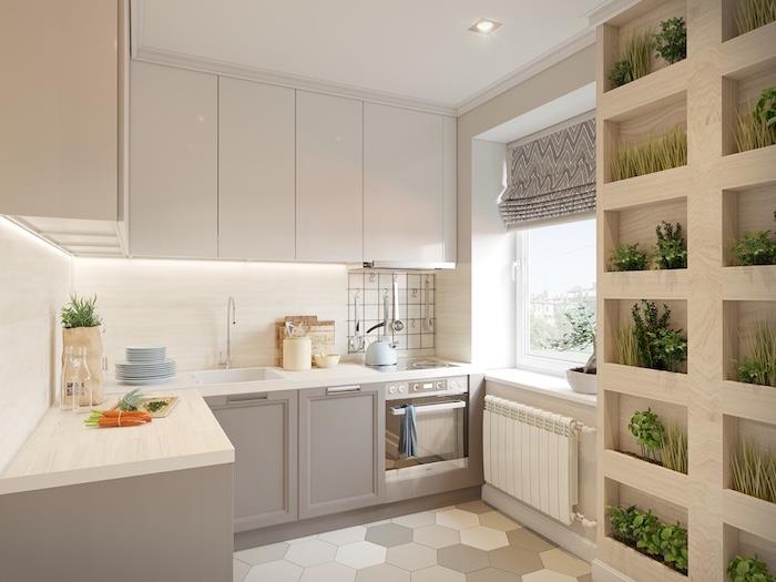 pilkos ir medinės virtuvės pavyzdys, šviesaus medžio virtuvės stalviršis ir splashback, pilka pagrindo spintelė ir baltos aukštos spintelės, baltos ir pilkos grindų plytelės, medinė siena