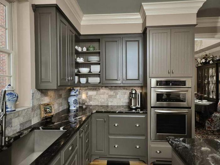 ikea-maža-virtuvė-antracito-pilka-virtuvė-siena-spalva-virtuvė-modelis-virtuvės plytelės