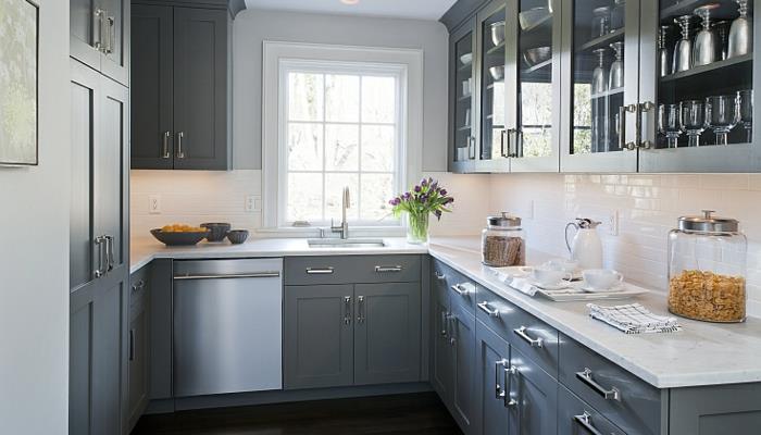 maža virtuvė-ikea-pilka-virtuvė-siena-spalva-virtuvė-modelis-virtuvė-baltos plytelės