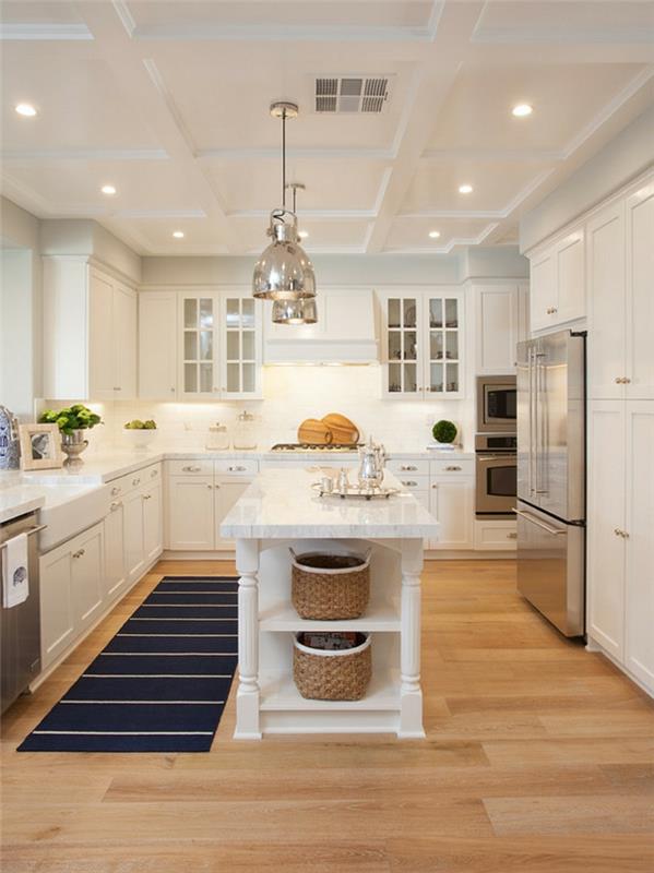 pramoninio dizaino virtuvė iš medžio ir baltos spalvos, chromuotos lempos, virtuvės sala su saugykla, mėlynas kilimas, įmontuotos orkaitės