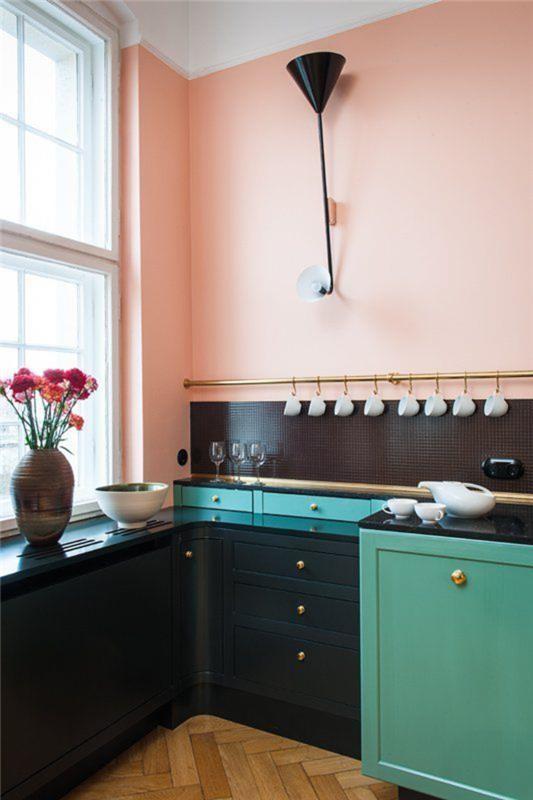 minimalistinio stiliaus virtuvė rausvos, juodos ir žalsvai mėlynos spalvos, skirta švelniai retro atmosferai