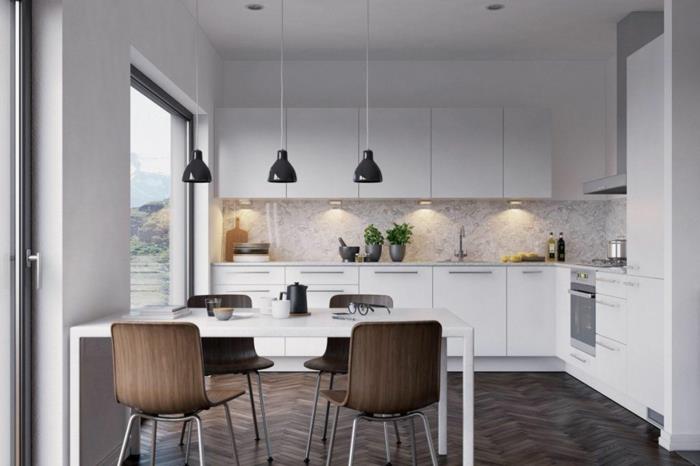 mažos erdvės virtuvė, maža l formos virtuvė, ikea baltas stalas, trys pakabinami augalai, tamsios parketo virtuvės grindys