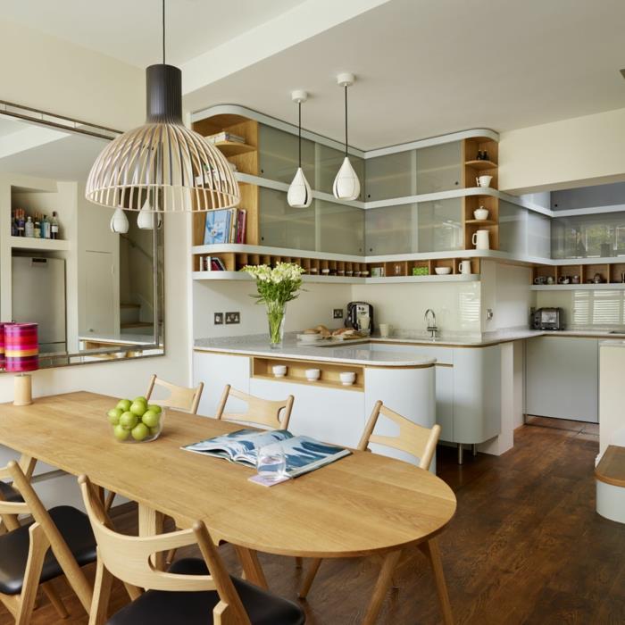 beyaz mutfak köşesi, ahşap raflar, oval ahşap yemek masası, hafif ahşap sandalyeler, bambu lamba, ahşap tahta zemin