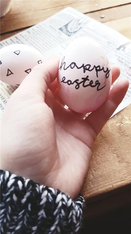 Parašykite laimingą Velykų dieną ant balto kiaušinio, gražius Velykų vaizdus, ​​šventinį pavasario sezoną