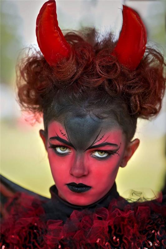 orijinal bir kız cadılar bayramı kostümü için fikir, makyaj küçük şeytan derisi kırmızı ve siyaha boyanmış, gözleri şeytan boynuzlarında kaşlar, siyah ağız ve gözleri siyahla çizilmiş