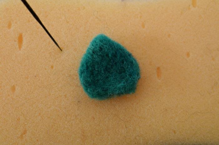 mažas žalias lapas suformuotas iš veltinio vilnos ir adatos, putplasčio blokas