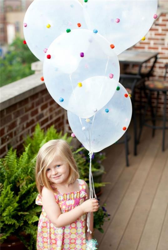 bayram dekorasyonu fikri, bir çocuğun doğum günü nasıl organize edilir, ponponlarla süslenmiş şeffaf balonlarla dekorasyon