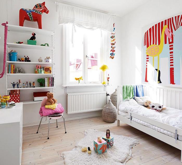 Skandinaviško minimalistinio stiliaus baltas vaikų kambarys su parketo grindimis