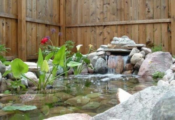mažas fontanas-krioklys-akmeniniame sode