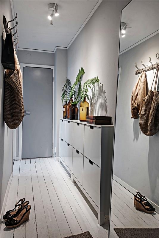 ozka vhodna postavitev v sivi in ​​beli barvi z omarico za čevlje ikea in velikim ogledalom ob steni