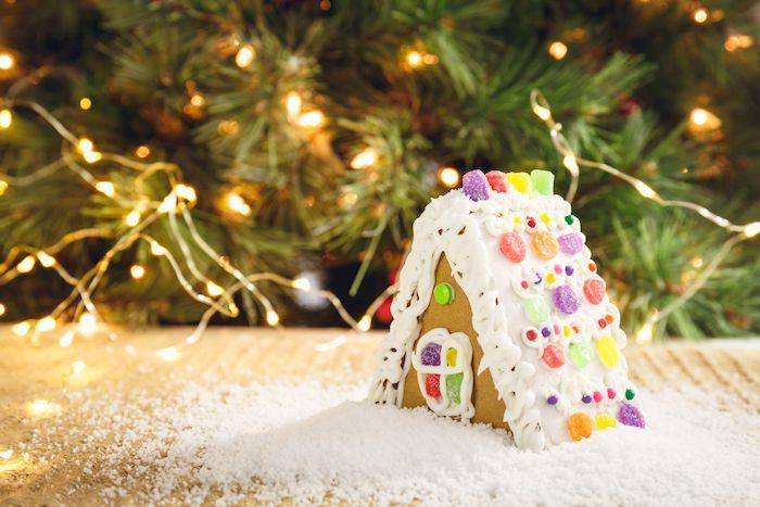 Zencefilli kurabiye duvarları ve şekerli badem ve sakızlarla süslenmiş Alp kulübesi çatısı, küçük Noel pastası