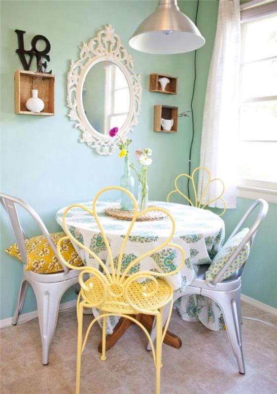 valgomojo valgomojo zonos idėja, akmens plokštės grindys, metalinės kėdės, mėtų žalios spalvos dažai, barokinis veidrodis ir dėžė