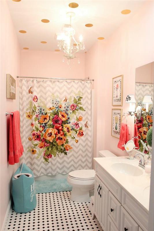 mažas saldainių spalvų vonios kambarys su lubomis su dideliais auksiniais taškeliais