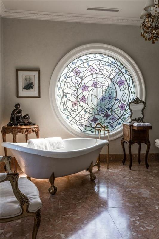 majhna kopalnica s kadjo, veliko okroglo okno z barvnim vitražom, model kopalniških ploščic, zen in topla kopalnica