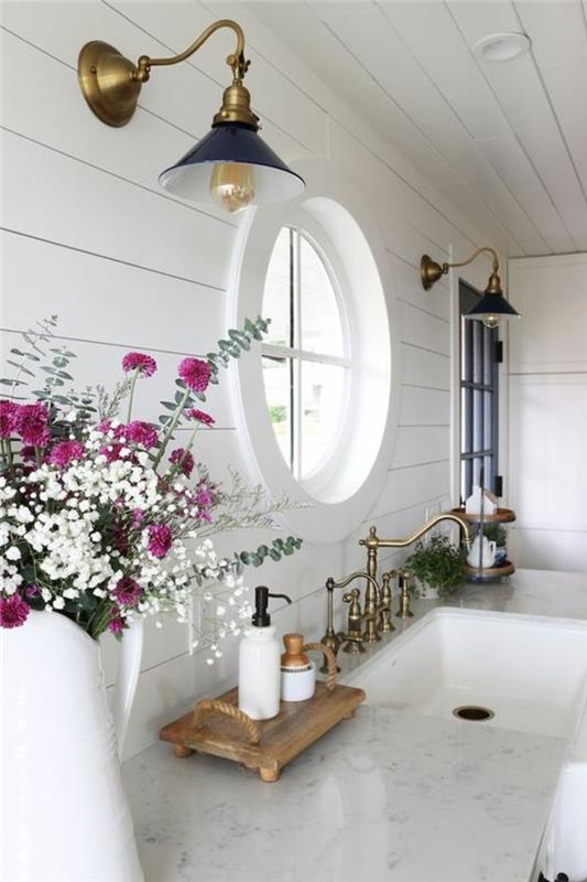 pinterest kopalnica, dekor kopalnice zen, ideje za kopalnico, majhna sodobna kopalnica, bela kopalnica, dve svetilki v industrijskem slogu