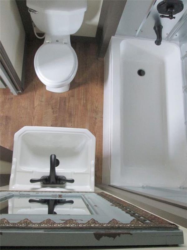 majhna kopalnica s kadjo mini mikro prenova ideja postavitve 2m2 4m2