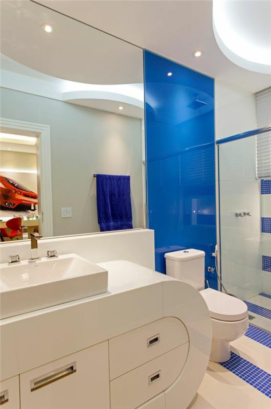 vonios kambarys mažas madingas mėlynos ir baltos spalvos apvalių baldų formų modelis