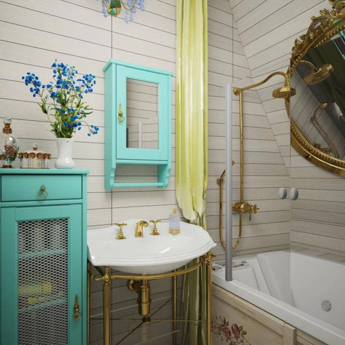 küçük bir retro banyo, gömme küvet, turkuaz aynalı dolap, mavi çiçekli beyaz retro vazo, turkuaz dolap, musluklu lavabo ve altın sıhhi tesisat