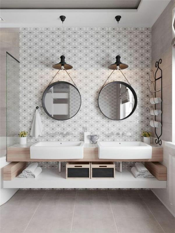 Zen kopalniški dekor, dve okrogli ogledali, ki visita na mornarski vrvi, bele in bež stenske ploščice, talne ploščice v barvi taupe