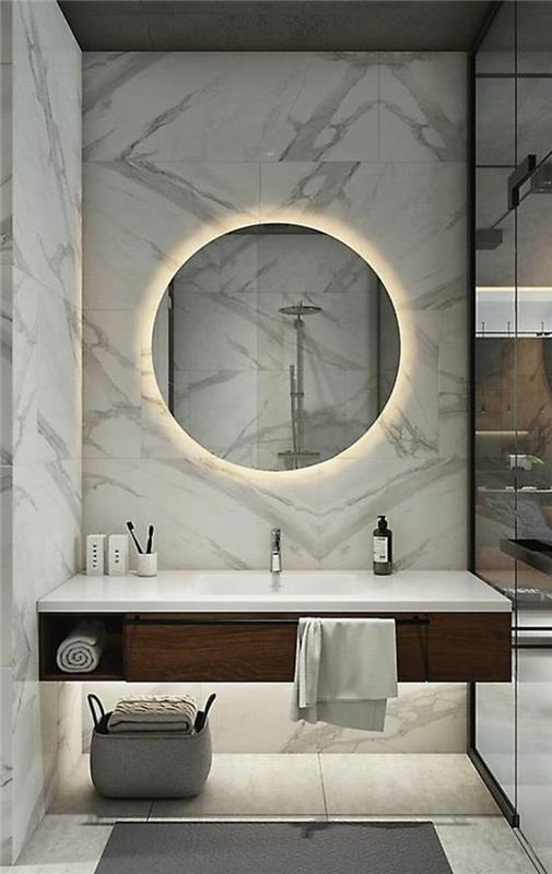 kopalniške ideje, stene, prekrite z belim marmorjem s črnimi rebri, kopalniški pinterest, veliko okroglo ogledalo, diskretno osvetljeno od zadaj