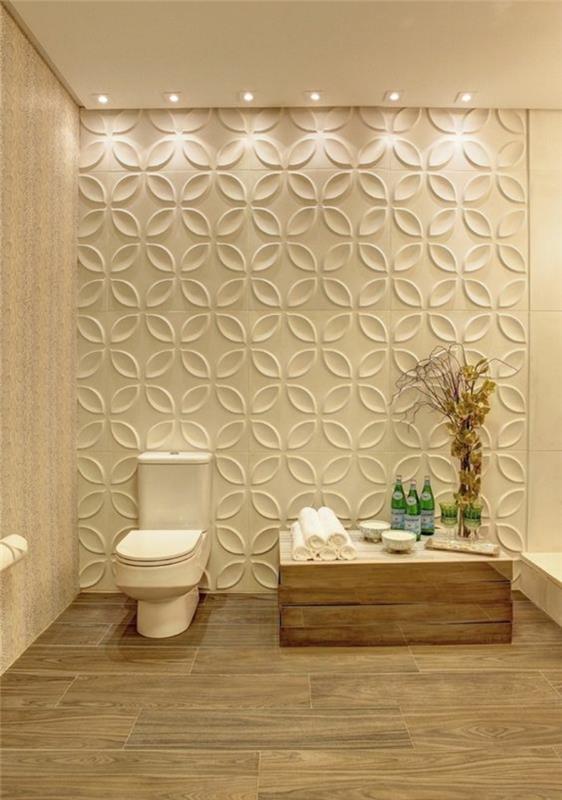 zen dekor kopalnice, pinterest kopalnica, zen in topla kopalnica, stena pokrita s ploščicami z vzorci marjetice, tla prekrita s pvc lesenimi odtenki rjave in bež barve