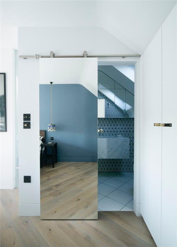 lepa in praktična drsna kopalniška vrata, pokrita z ogledalom, ki daje občutek globine v sosednji spalnici, notranja vrata z ogledalom pokrijte