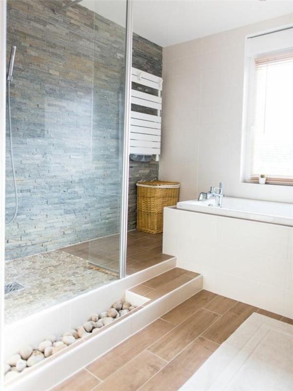 banyo 5m2, Zen banyo dekoru, beyaz küvet, gri ve yeşil tonlarında kumtaşı duvarlar, açık renklerde pvc ahşap kaplı zemin