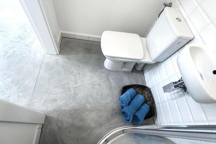 duş ve tuvalet ve gri mumlu beton zemin ile mini banyo