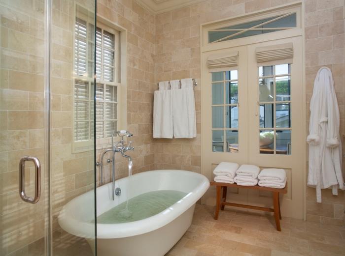 traverten banyo, havlu depolamak için ahşap tezgah, küvet