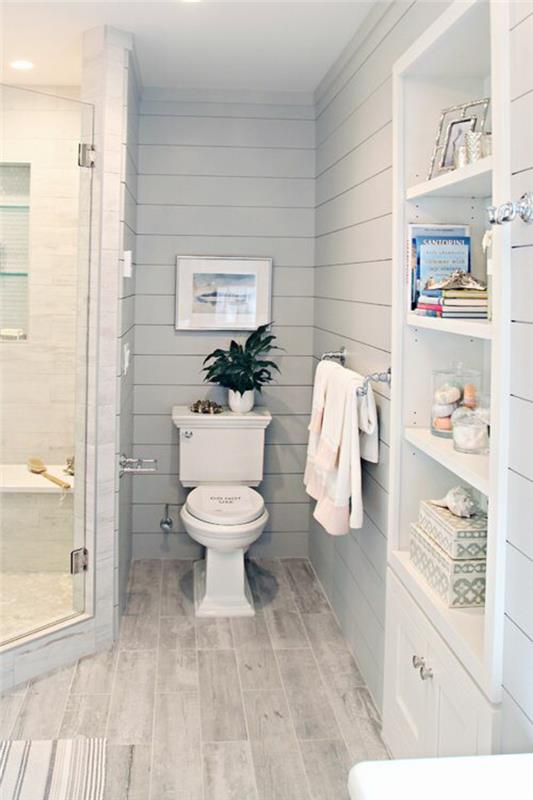 mažas klasikinio stiliaus vonios kambario dekoravimas su PVC medinėmis grindimis