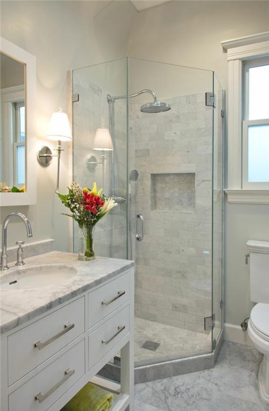 mažas vonios kambarys su kampiniu itališku dušu, didelis baltas veidrodis