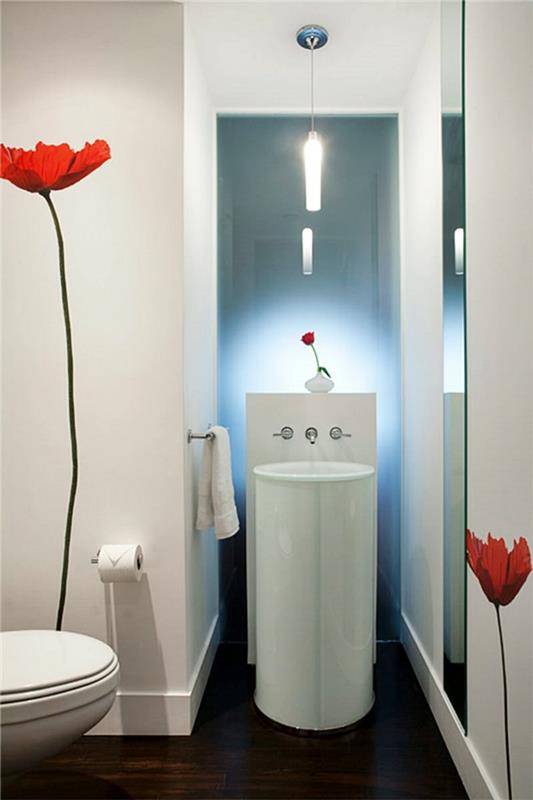 majhne kopalnice z makovim stenskim okrasjem, belim okroglim umivalnikom