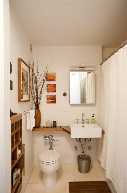 mažas ir siauras vonios kambarys su baltomis užuolaidomis