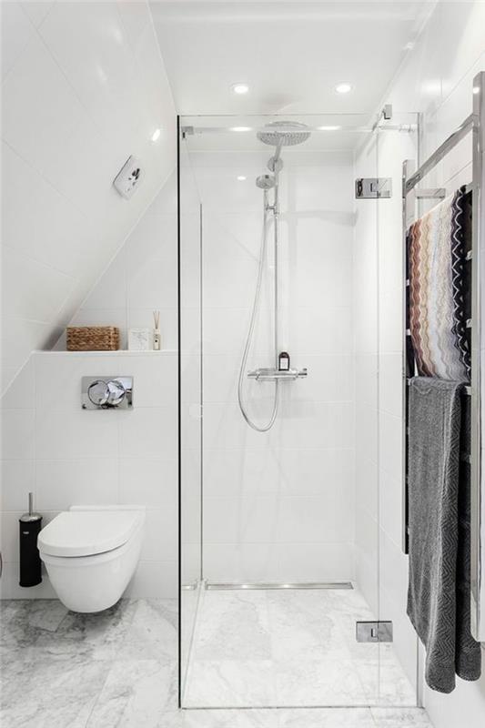 nedidelis vonios kambarys su itališku dušu ir pakabinamu WC tualetu po nuožulniu mansardiniu stogu
