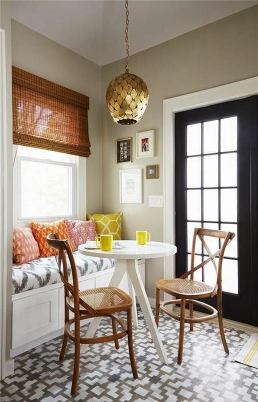 mažas-apvalus-virtuvės-stalas-balto medžio-sofos-lango pagalvėlės