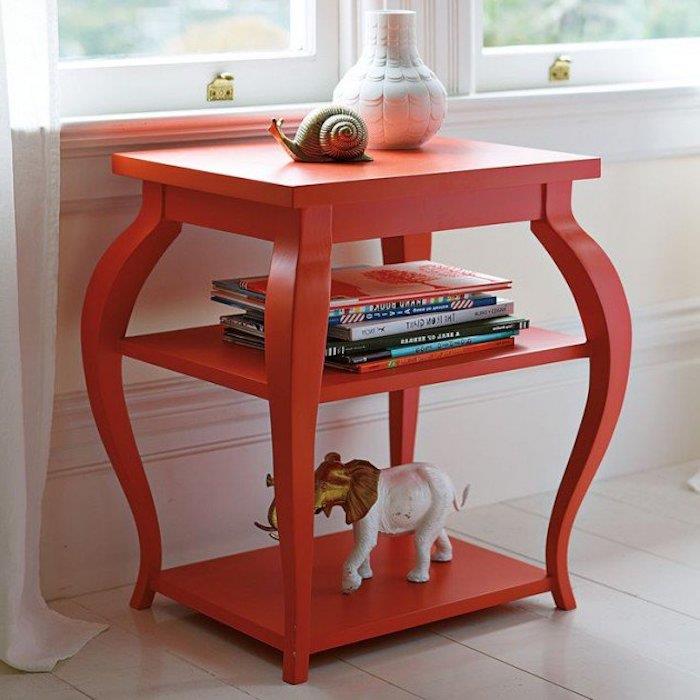 primer stranske mize, prebarvane v rdečo barvo, prilagodite staro pohištvo, kup knjig, dekorativne dodatke