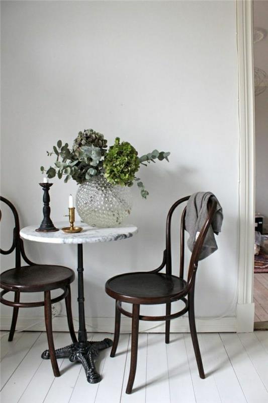 mizica-miza-cvetje-na-leseni-stol-miza-bela-tla