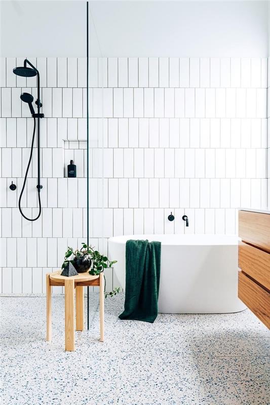 mat siyah yüzeyler ve ahşap mobilyalarla banyo nasıl dekore edilir