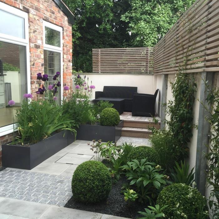 Maža erdvė už namo baldais ir apželdinta sodo terasa, mažos terasos išdėstymas