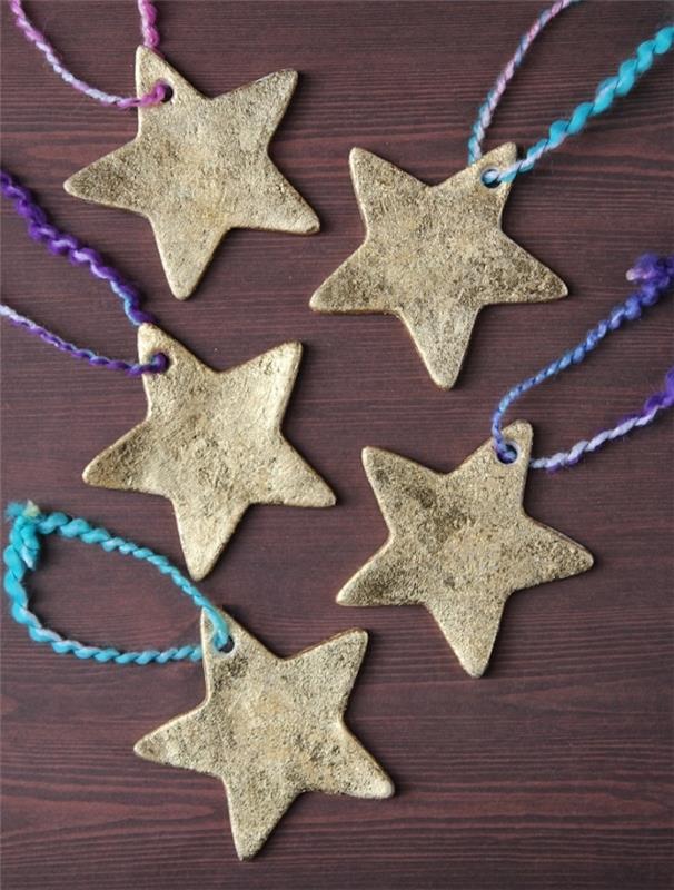Kalėdinės žvaigždės, papuoštos aukso blizgučiais, paprasta eglutės dekoravimo idėja, greitas ir lengvas užsiėmimas vaikams