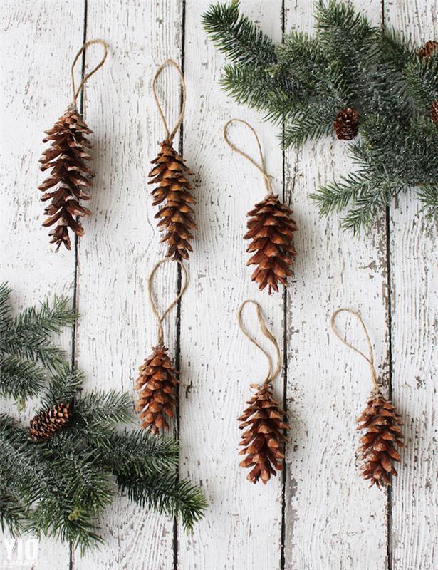 padarykite nedidelį paprastą kankorėžio papuošimą, kurio gale surištas kanapių siūlas, pasidaryk pats Kalėdų ornamentas