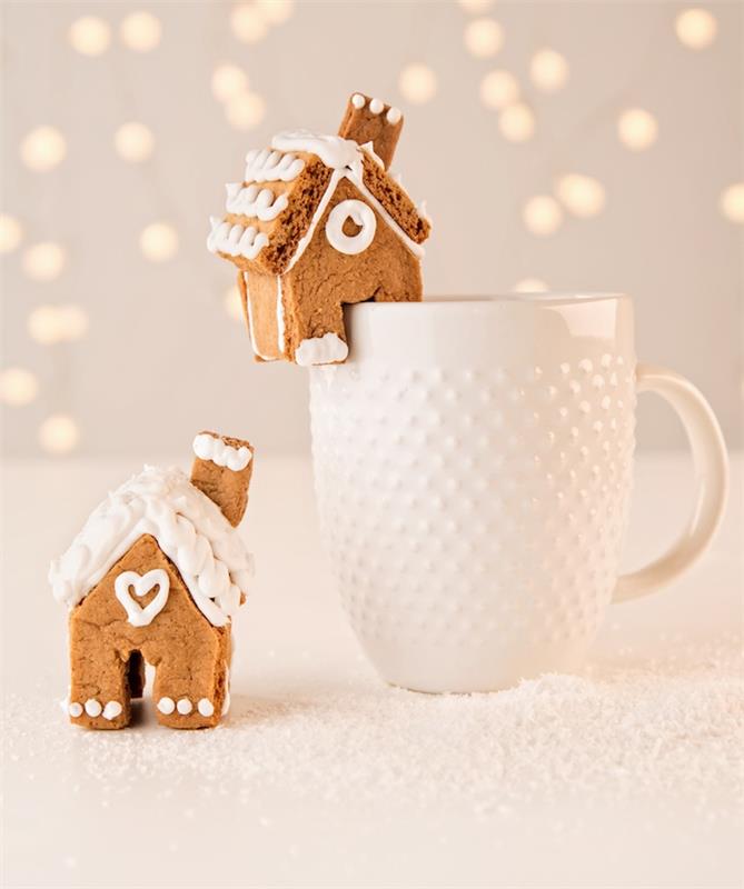küçük bir zencefil ev ile süslenmiş fincan Noel pastası bir fincan sıcak çikolata ile alınacak